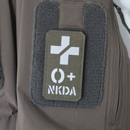 Vertikal Rotes Kreuz mit Blutgruppe - Medizinische Kennung - Lasercut Patch mit Klett