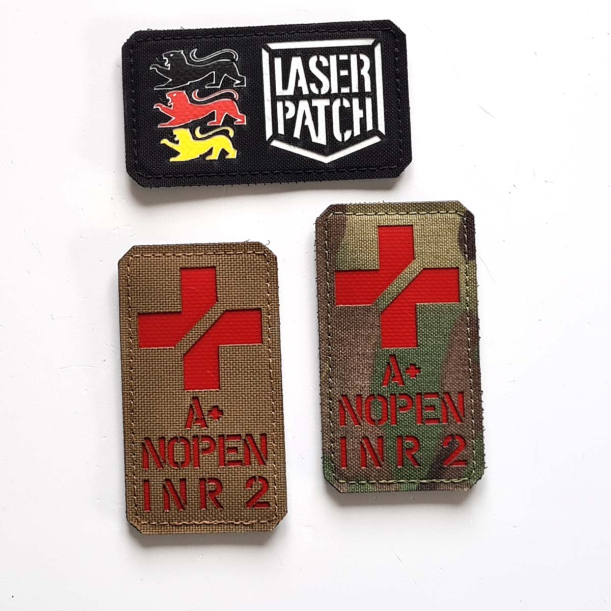 Vertikal Rotes Kreuz mit Blutgruppe - Medizinische Kennung - Lasercut Patch mit Klett
